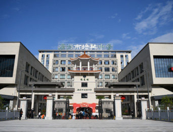 通用舞臺(tái)吊桿高標(biāo)準(zhǔn)承接廣州市培英中學(xué)報(bào)告廳項(xiàng)目，大屏幕顯示系統(tǒng)、音頻擴(kuò)聲系統(tǒng)、燈光系統(tǒng)、舞臺(tái)吊桿及機(jī)械等多系統(tǒng)相互協(xié)作