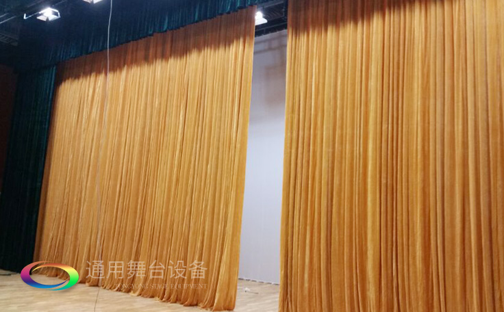 舞臺(tái)大幕舞臺(tái)阻燃幕布www.huaihuahz.cn、二、三道幕等分割表演區(qū)域，移換場(chǎng)景不間斷
