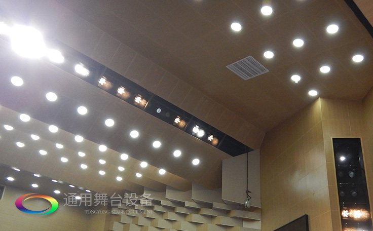 科學計劃工期、合理交叉施工，保質(zhì)保量順利完成工程的交付！通用舞臺阻燃幕布承接羊城廣州培英中學報告廳項目！