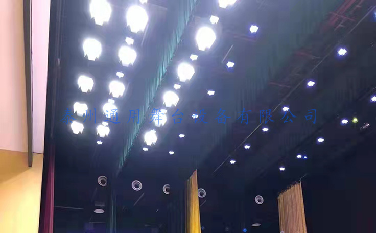 舞臺(tái)機(jī)械核心——舞臺(tái)吊桿機(jī)械設(shè)備！采用蝸輪蝸桿減速系統(tǒng)，磨擦系數(shù)小，傳動(dòng)效率高！