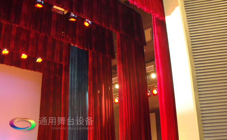 通用舞臺(tái)專業(yè)性、全方位優(yōu)勢(shì)！業(yè)務(wù)涉及舞臺(tái)機(jī)械、阻燃幕布、專業(yè)燈光系統(tǒng)、專業(yè)音響系統(tǒng)