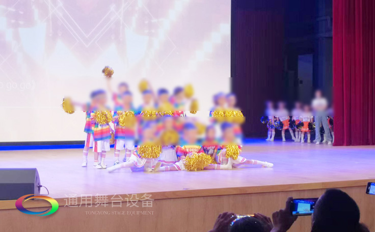 通用舞臺客戶案例展示——某劇場實景演出效果！項目包括舞臺燈光、舞臺吊桿、阻燃幕布、舞臺音響系統(tǒng)等等...
