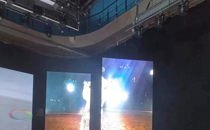 通用舞臺阻燃幕布為曲靖電視臺演播廳提供從系統(tǒng)設(shè)計、設(shè)備成套、安裝施工、系統(tǒng)調(diào)試及技術(shù)支持一體化服務(wù)