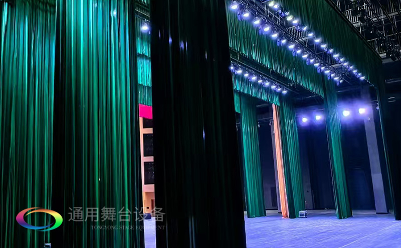 助力教育領域舞臺建設，推動校園文化發(fā)展！星海中學報告廳舞臺阻燃幕布建設項目